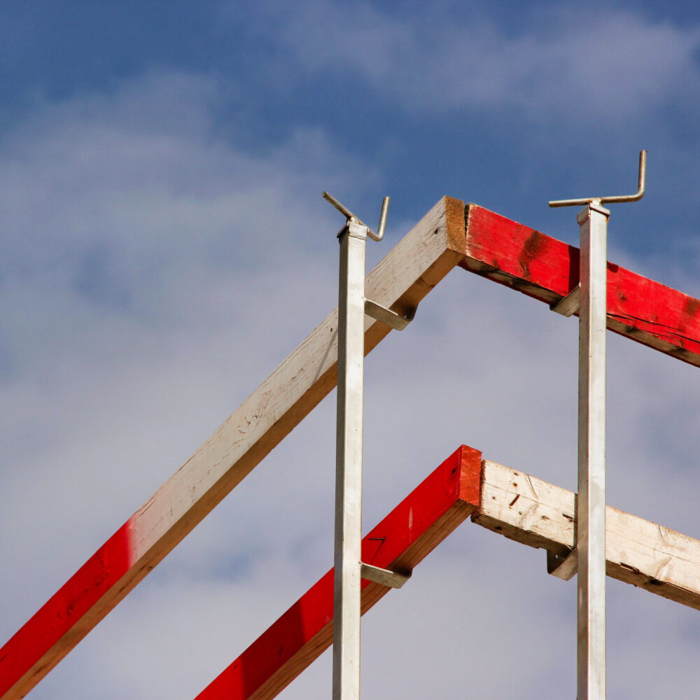 delimitazione-di-sicurezza-dipinta-di-rosso-e-bianco