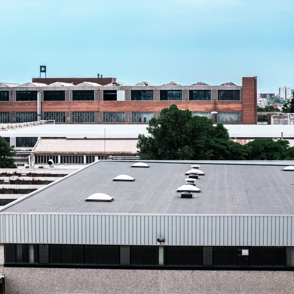 vista-ad-alto-angolo-degli-edifici-della-citta-contro-il-cielo